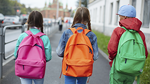 Tieners stappen naar school