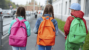 Tieners stappen naar school