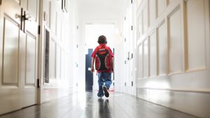 Leerling loopt door de gang van de school.
