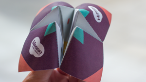 hand houdt het spelletje 'Gespreksstarter School' vast