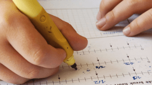 kind maakt huiswerk wiskunde
