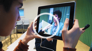 Leerling filmt met tablet