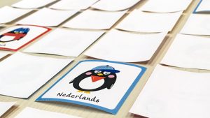 Meertalige Talenmemory op een tafel
