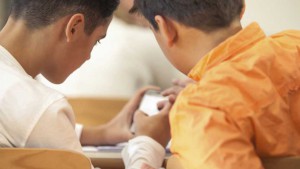 Jongens met GSM in de klas