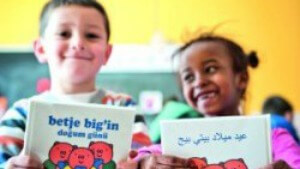 twee kinderen met boekjes in verschillende talen