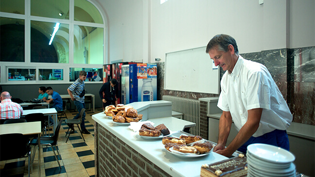 Leraar Bart Crikemans zet het eten klaar in de refter