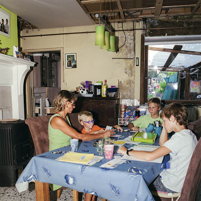 Inge en haar kinderen samen aan tafel