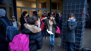 Jongeren op de speelplaats