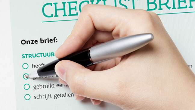 hand met pen die een checklist invult