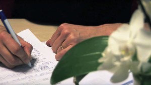 Leerlingenbegeleider helpt ouders bij het inschrijven