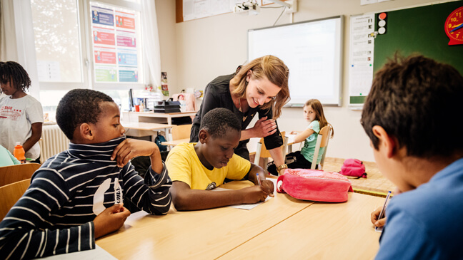 leraar lager onderwijs differentieert in de klas