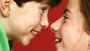 close-up van jongen en meisje die elkaar in de ogen kijken