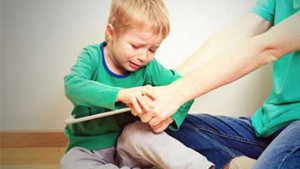 Jongen wil tablet niet afgeven aan mama