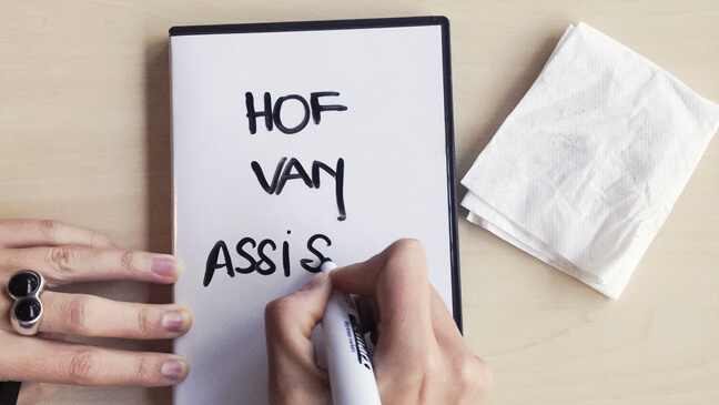 close up van een dvd-hoesje dat gebruikt wordt als uitwisbaar bordje