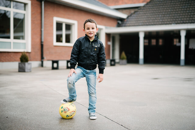 Hicham is nu ingeschreven in de plaatselijke voetbalclub