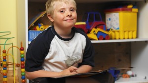 Jongen met downsyndroom in klas