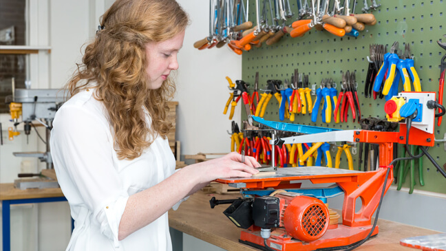 Meisje met zaagmachine