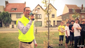 Directeur met megafoon