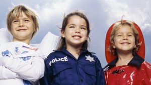 kinderen in politie-, brandweer- en astronautenpak