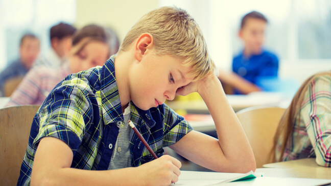 jongen maakt examen in de klast