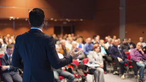 Directeur spreekt ouders toe tijdens infomoment
