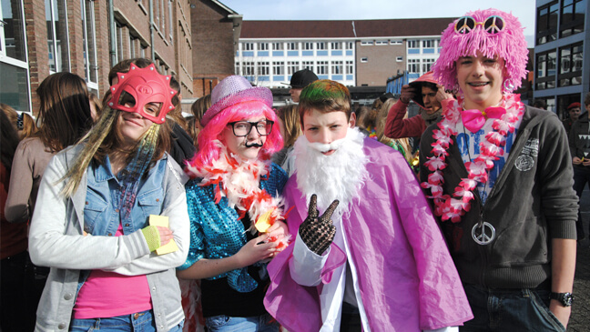leerlingen verkleed tijdens opendeurdag school