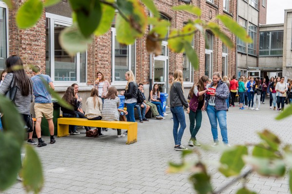 Van Grijze Speelplaats Naar Groene Tuin – Klasse