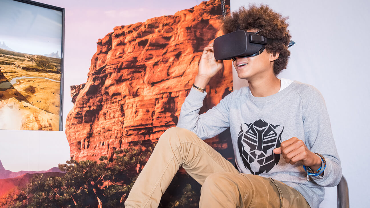 Jongen met VR-bril in Technopolis