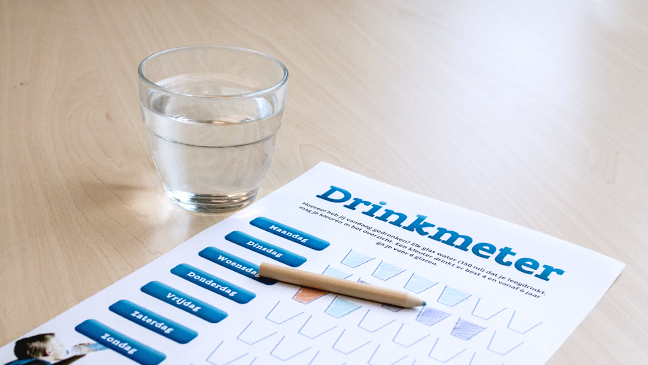 Glas water en drinkmeter