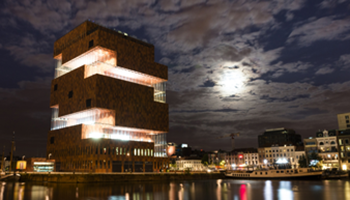 MAS | Museum aan de stroom 's avonds