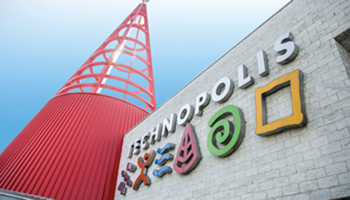 Logo van technopolis aan de buitenkant van het gebouw