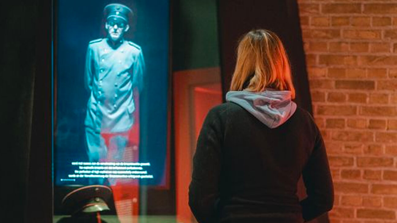 Bezoeker luistert naar het verhaal van een soldaat in het 'In Flanders Fields Museum'