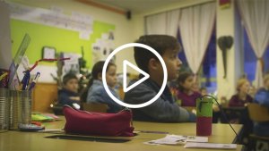 wc-rolletje staat op een schoolbank