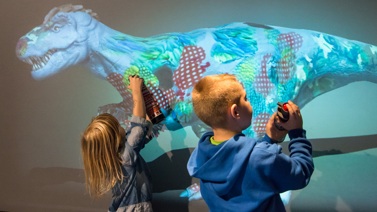 Kinderen schilderen een dinosaurus in het Museum voor Natuurwetenschappen