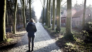 vrouw op een weg