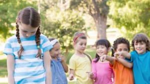 meisje wordt gepest door groepje kinderen