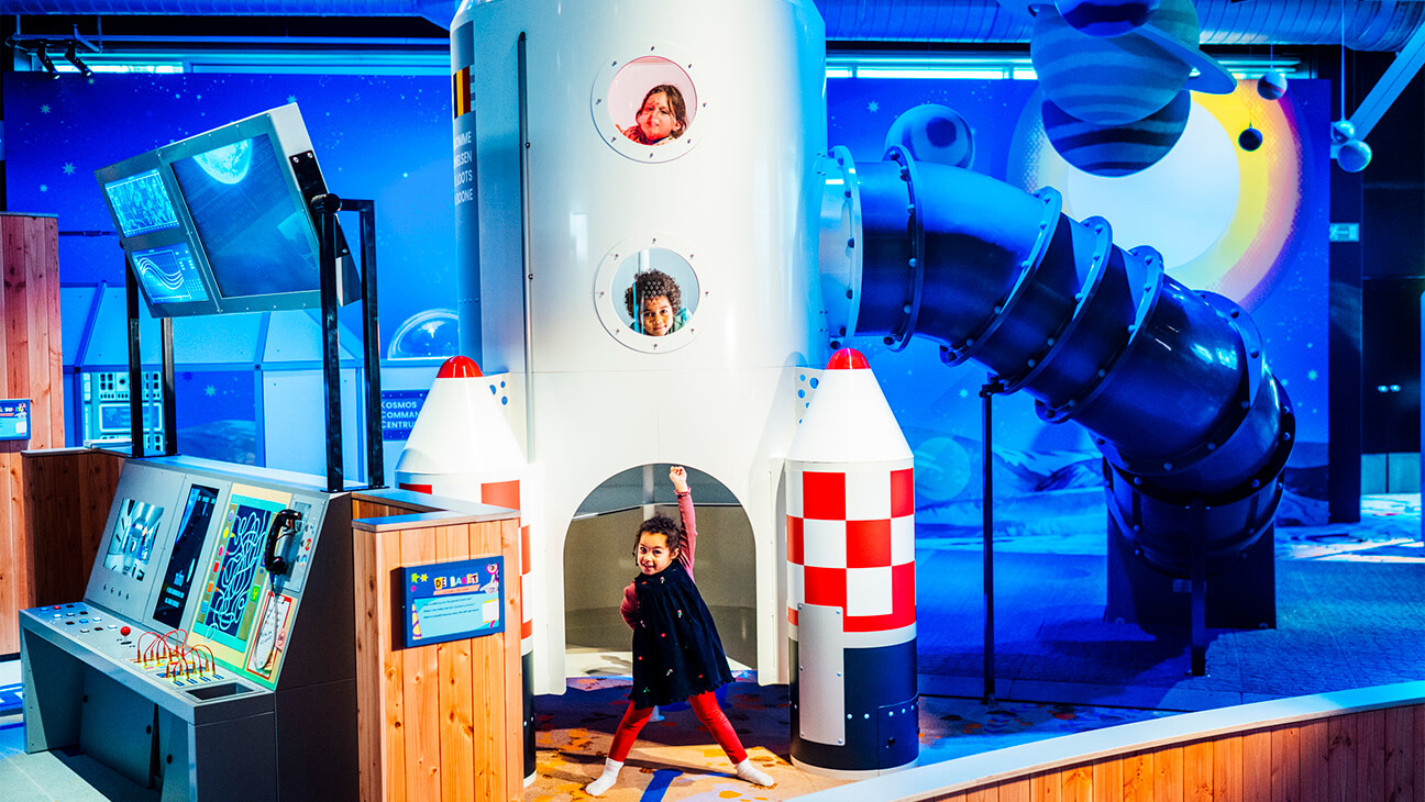 Kinderen bij een grote raket