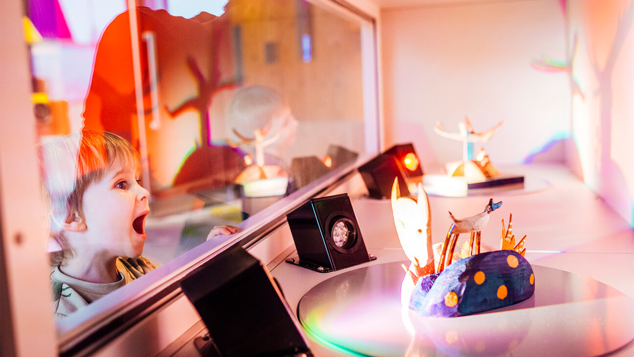 Kind kijkt achter raam naar de nieuwe kinderzone 'doolhoofd'