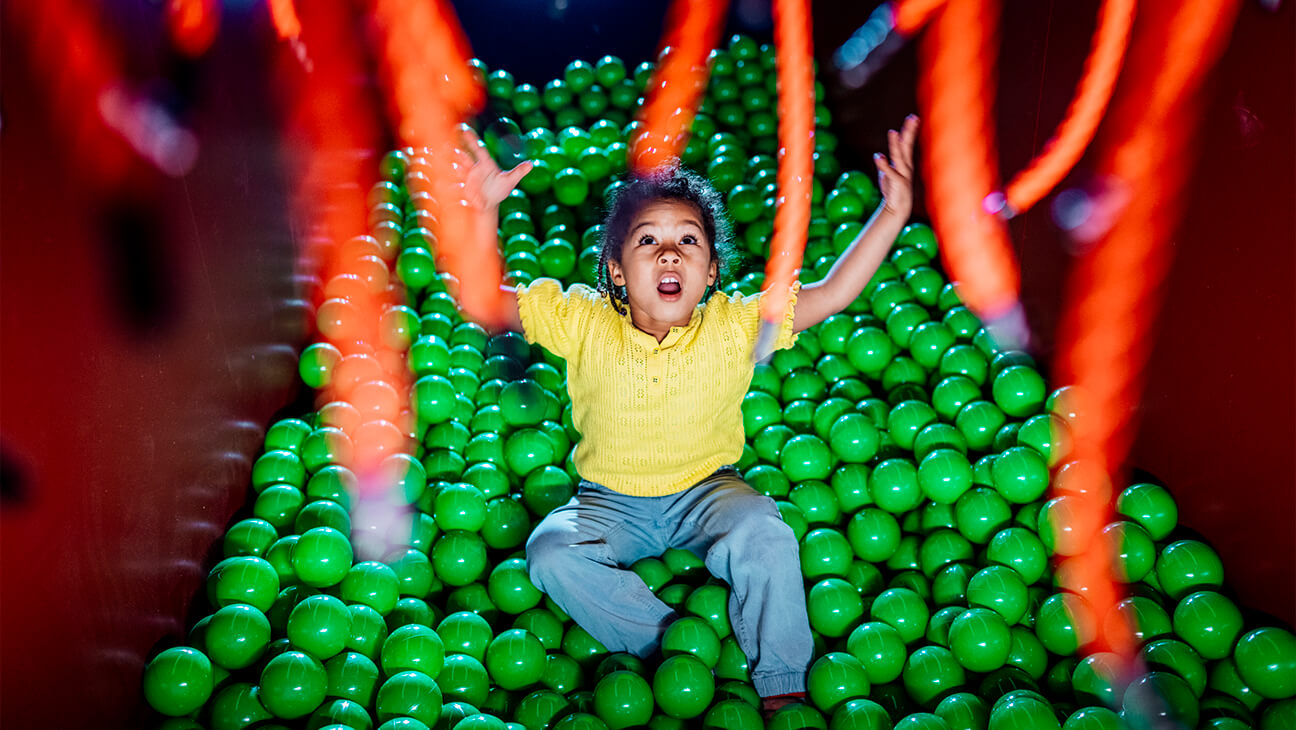 Kind in een ballenbad