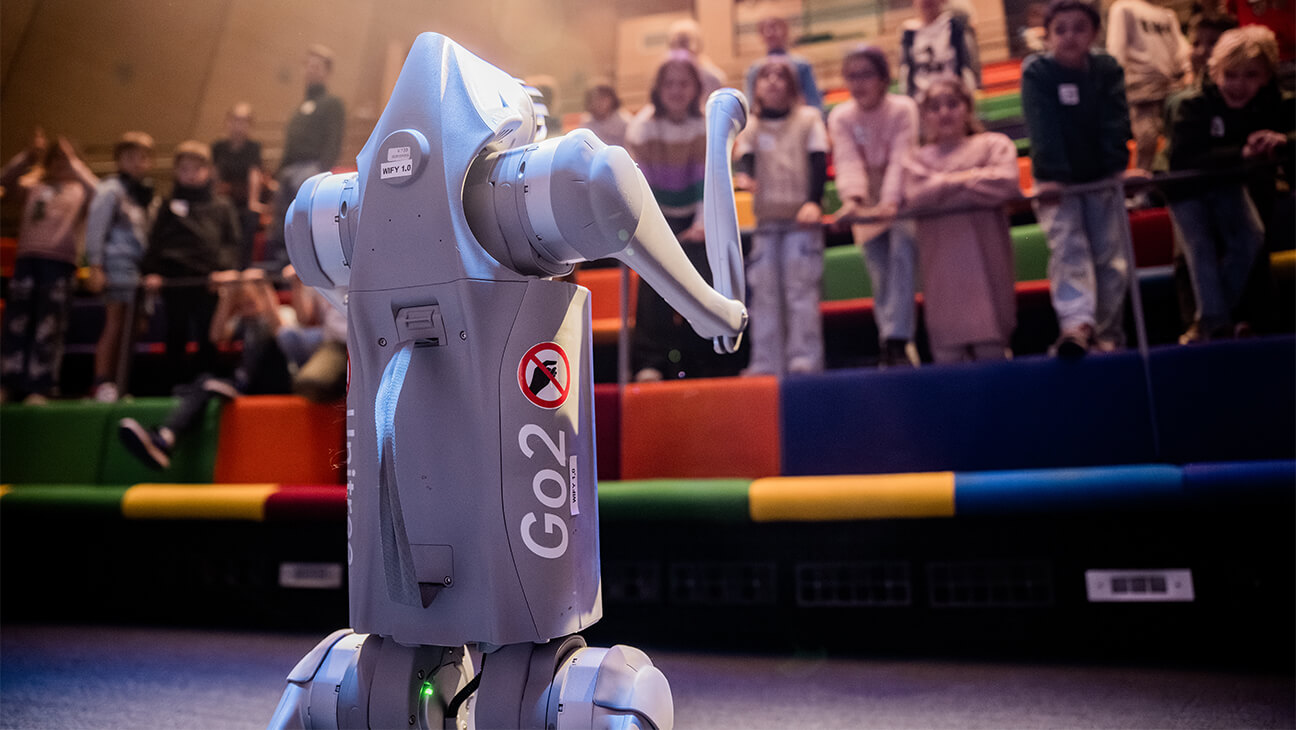 Kinderen kijken naar een robot in technopolis