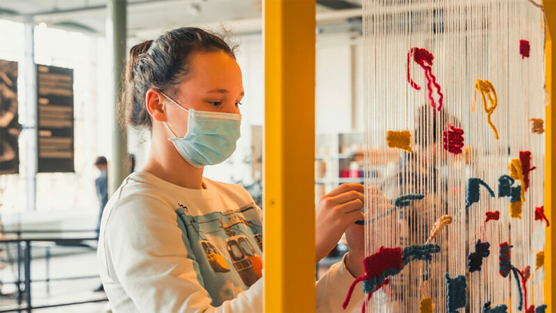 vrouw met mondmasker in Industriemuseum