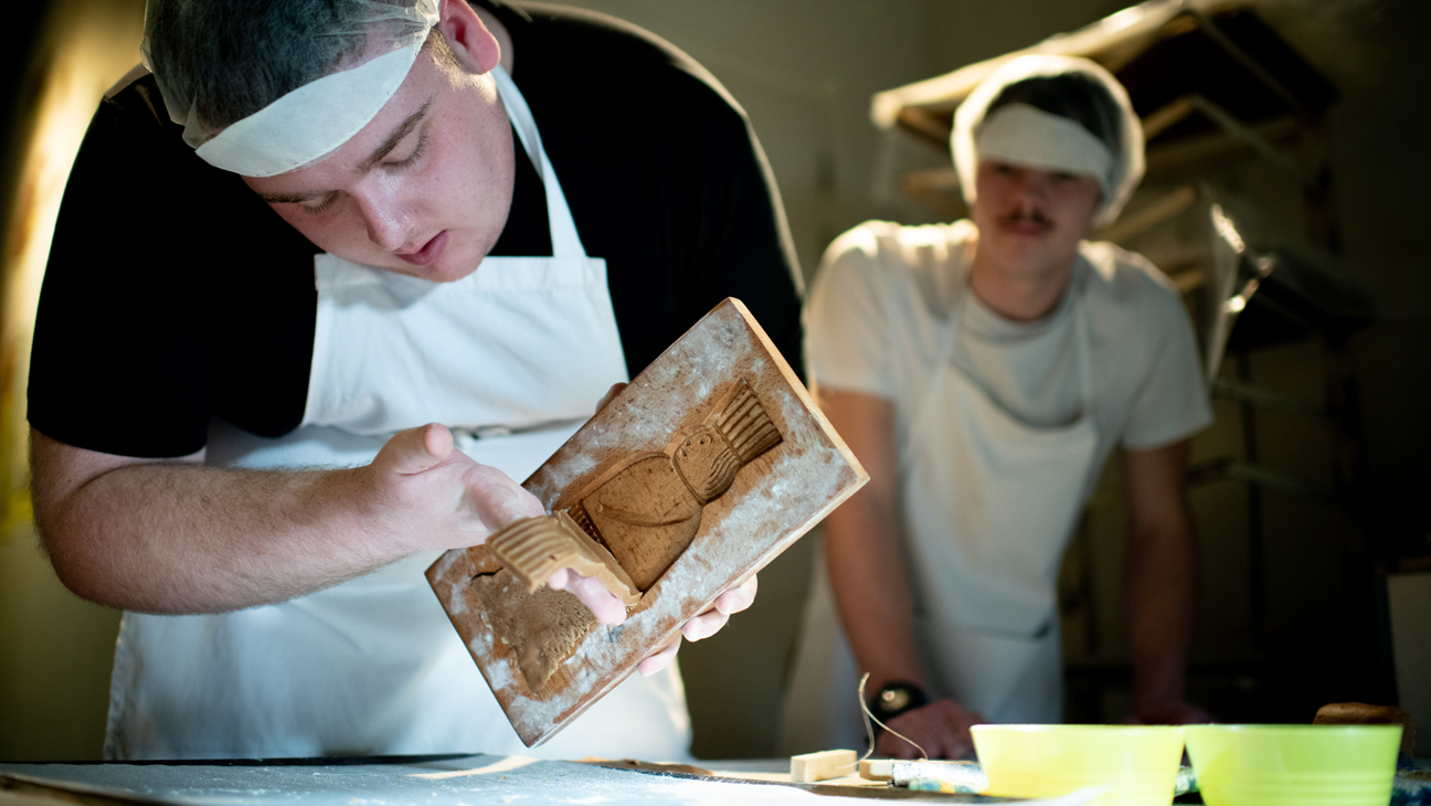 Leerling maakt speculoos in het bakkerijmuseum in Veurne