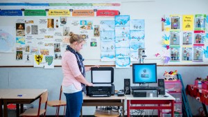 Juf Eveline bedient scanner in klaslokaal