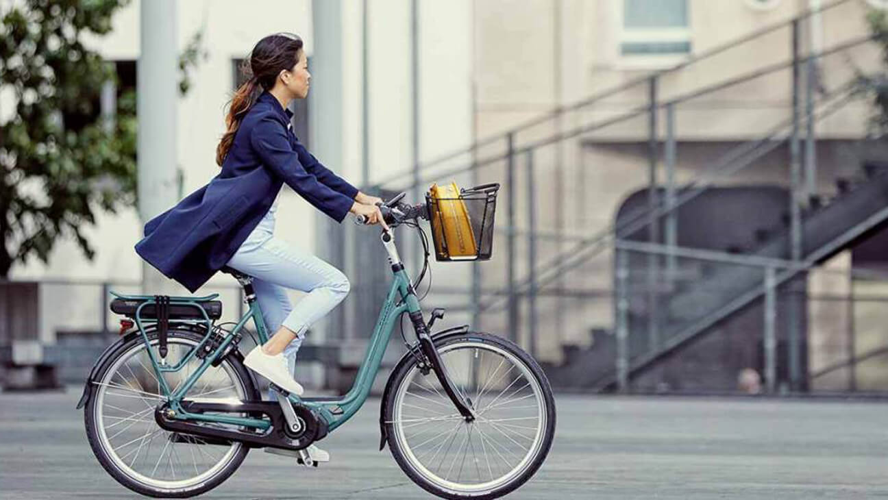 Vrouw fiets door stad met fiets van Fietscenter Luc