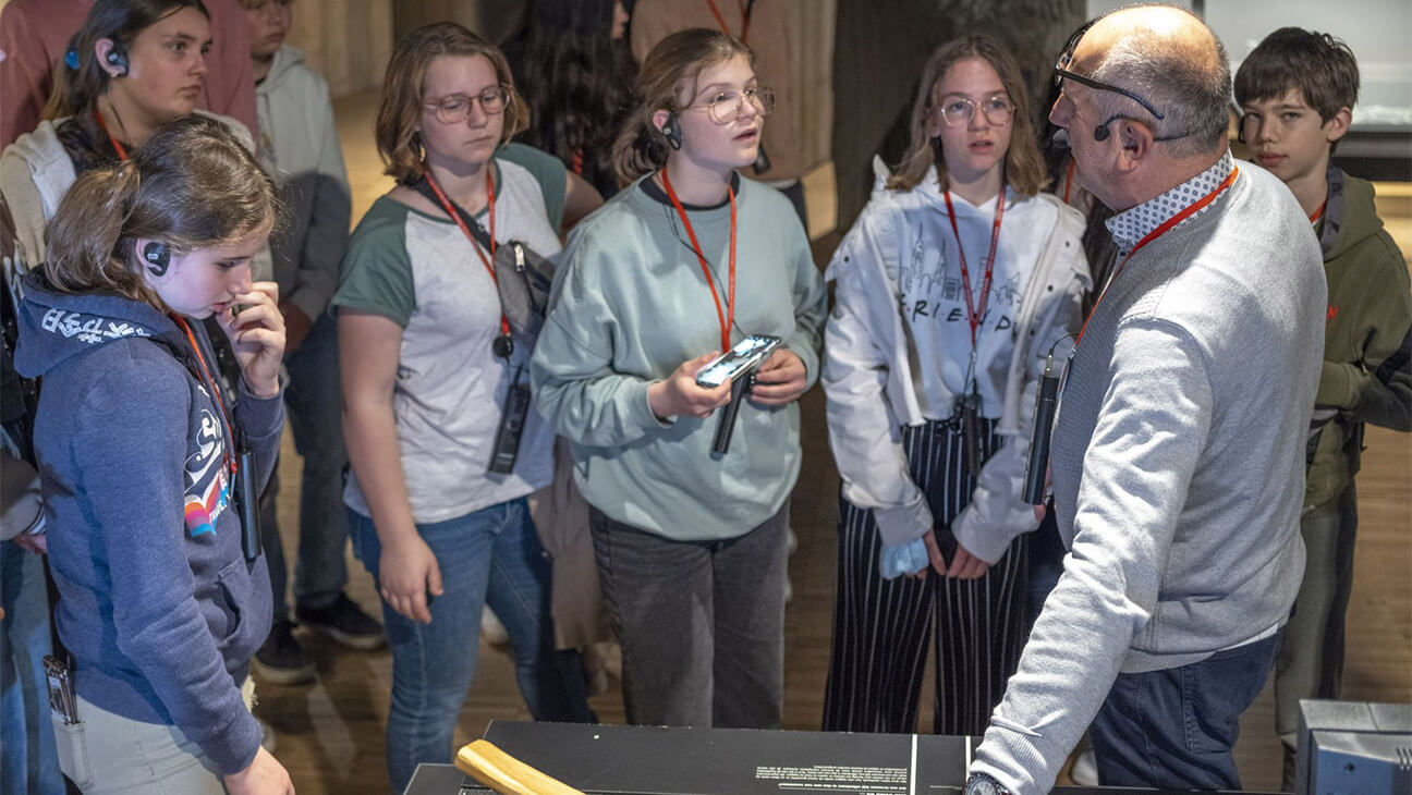 Bezoekers met gids in het Gallo-Romeins Museum