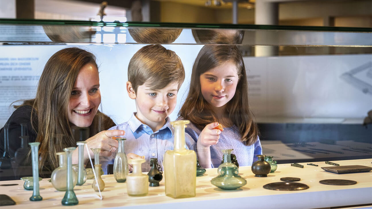 Kinderen kijken naar kunst uit de Romeinse tijd in het Gallo-Romeins Museum