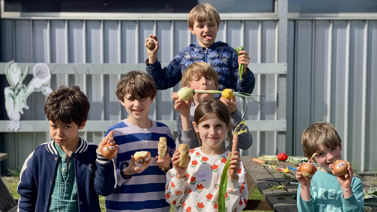 Kinderen met groenten in hun handen in Groentemuseum 't Grom