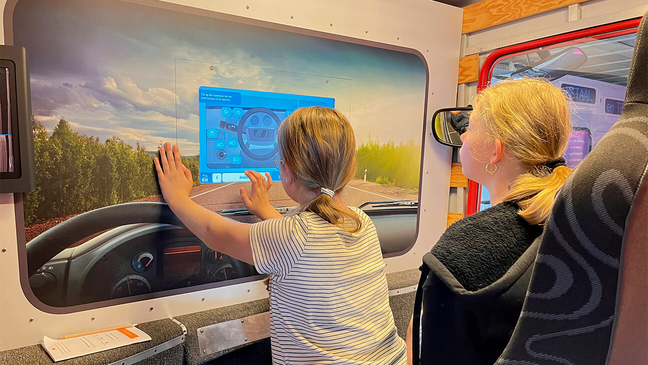 Kinderen besturen vrachtwagen in het beroepenhuis