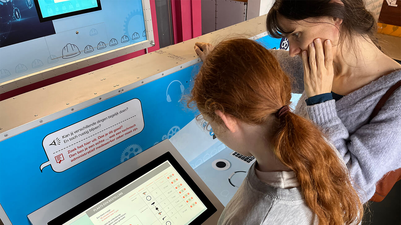 Kinderen kijken naar een scherm in het beroepenhuis