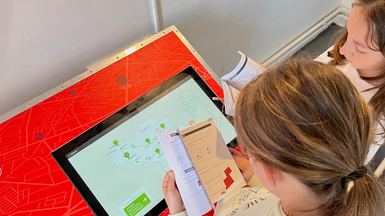 Kinderen kijken naar een scherm in het beroepenhuis